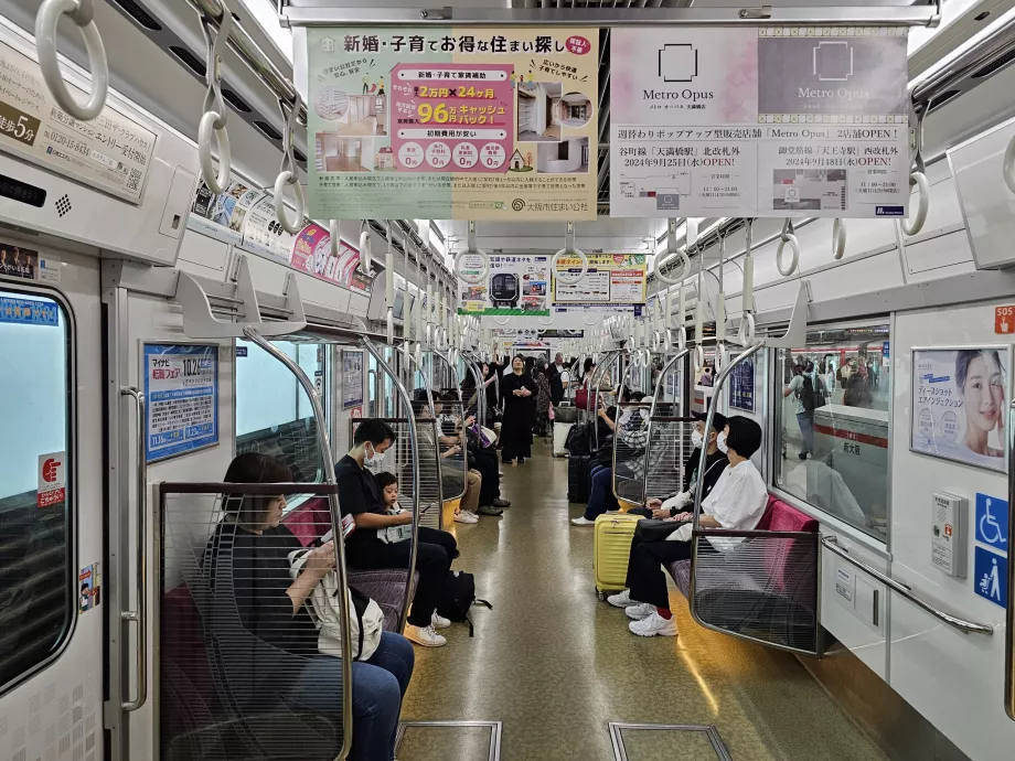 Interior do metro de Osaka