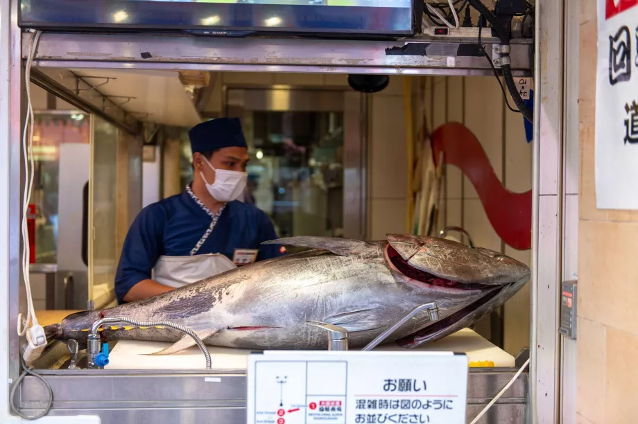 Processamento de atum num restaurante de sushi