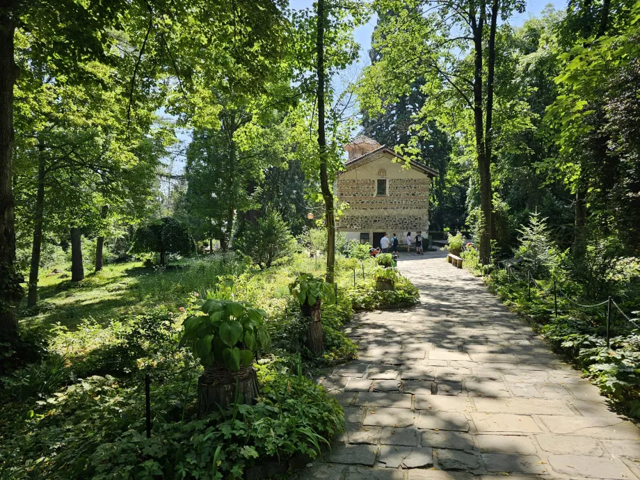 Parque em redor da Igreja de Bojan