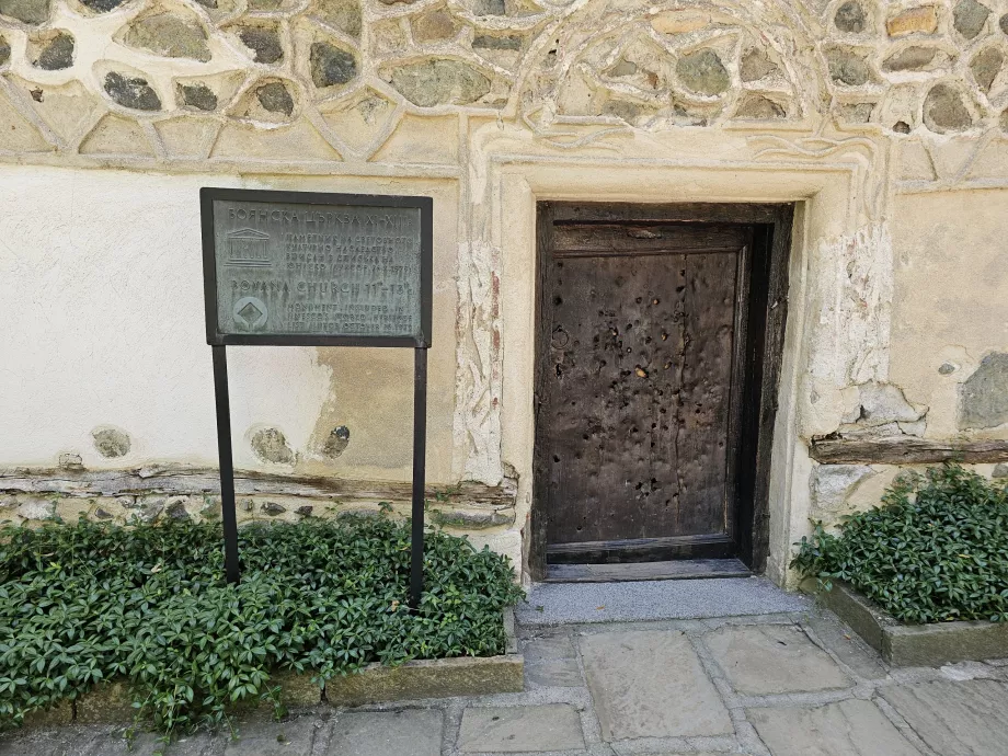 A entrada principal da Igreja de Bojan