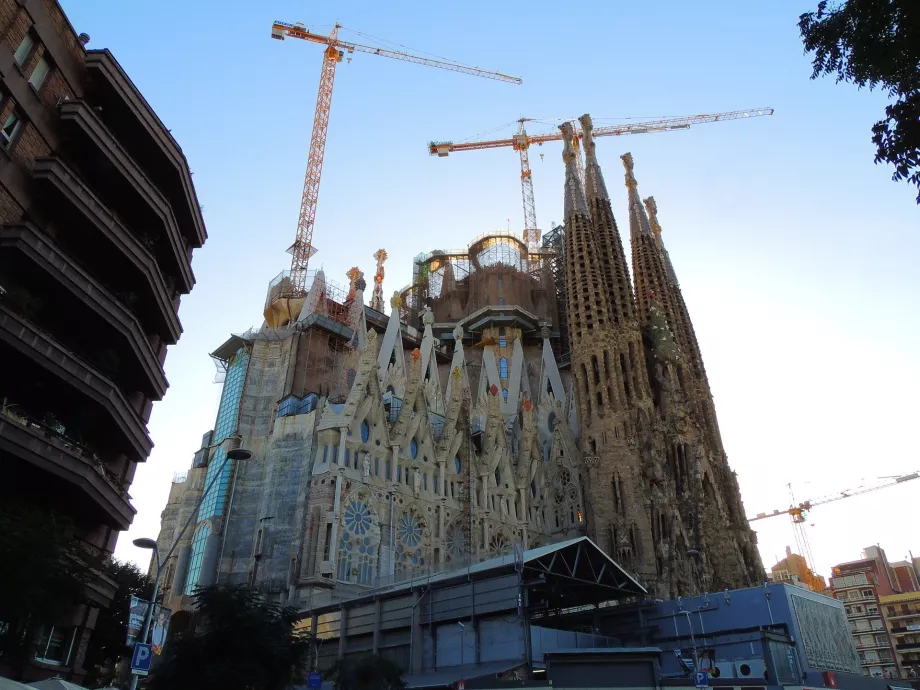 Construção da Sagrada Família em curso