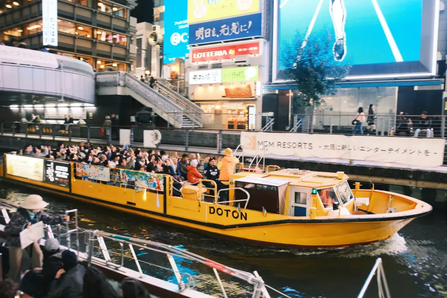 Cruzeiro no rio Dotonbori