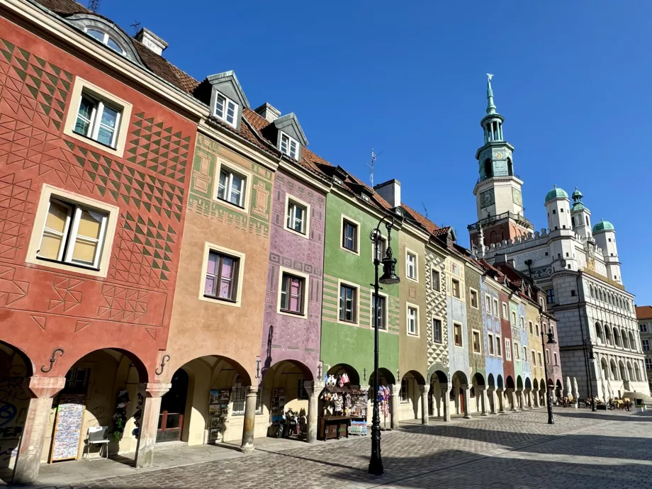 Casas coloridas e a Câmara Municipal na Stary Rynek em Poznan