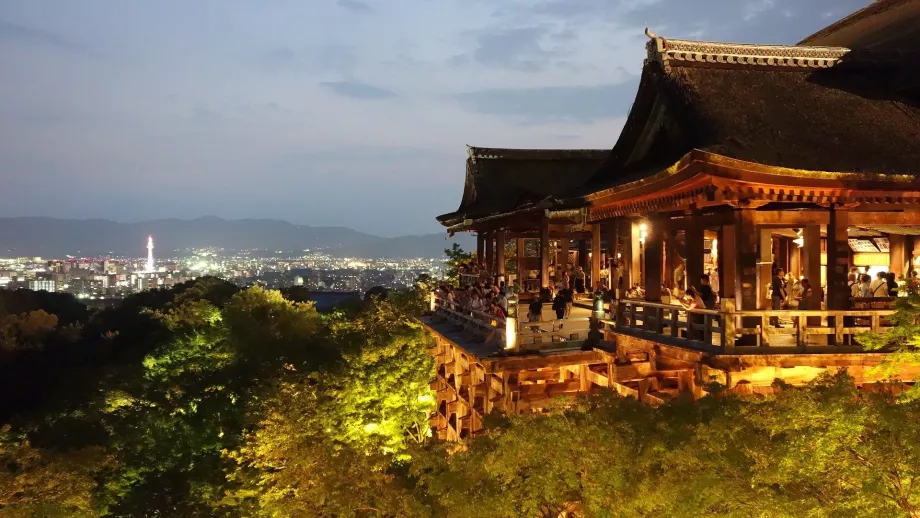 Kiyomizu-dera à noite