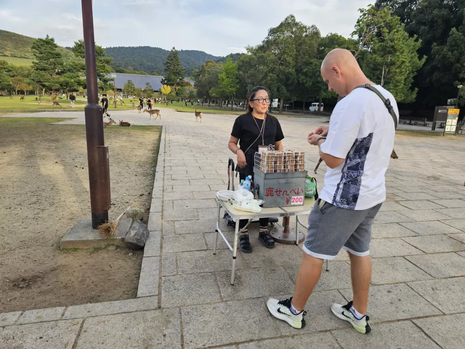 Parque de Nara, venda de alimentos para veados