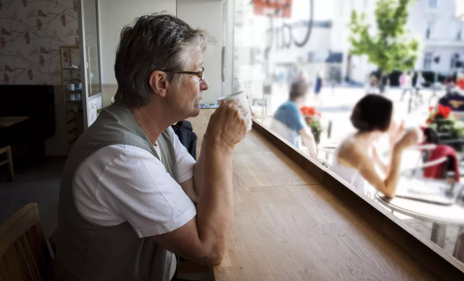 Mulher sueca a beber café