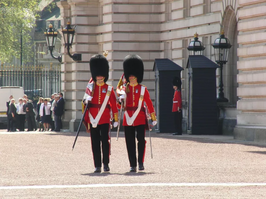 Mudança da guarda no exterior do palácio