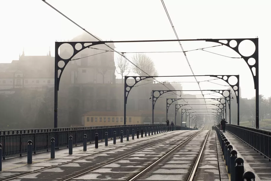 Tabuleiro superior da ponte com linha de elétrico