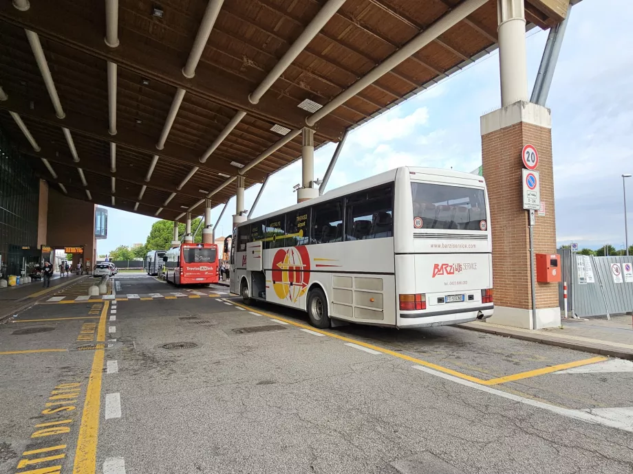 Autocarros para Veneza, Mestre e Treviso AirLink (vermelho no centro)