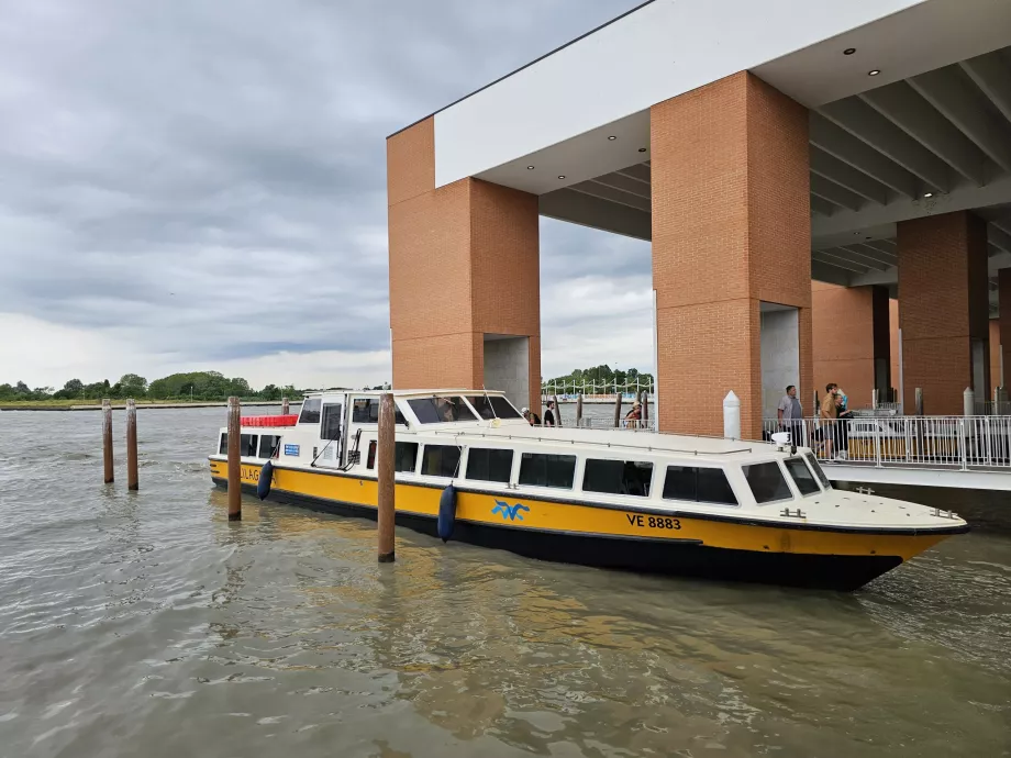 Navio Alilaguna no aeroporto