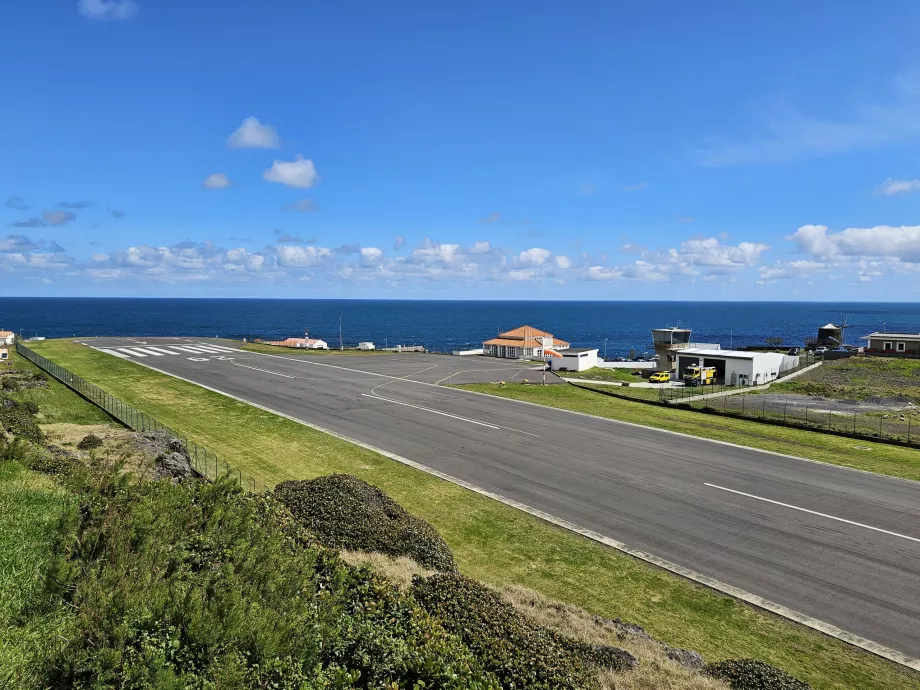 Vista do aeroporto do Corvo