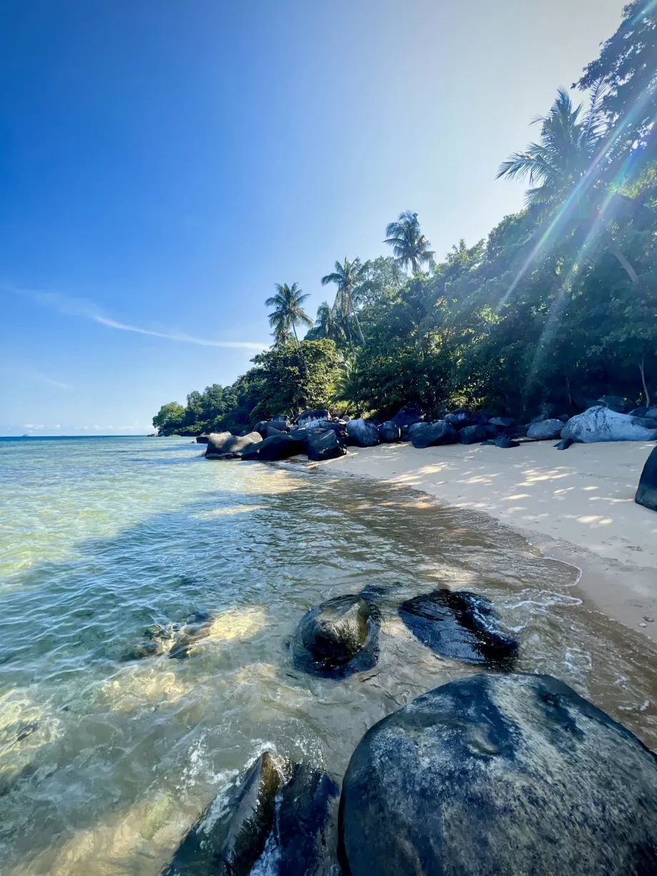 Praia de Genting perto da estância Melina, Tioman