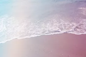 Praia de areia cor-de-rosa